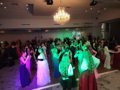 Estudiantes bailando en su baile de graduación