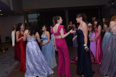 Estudiantes en el baile de graduación