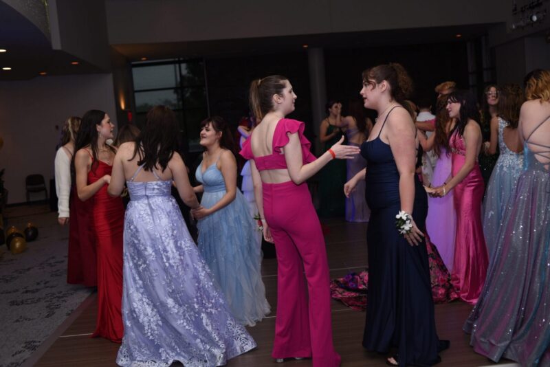 Estudiantes en el baile de graduación