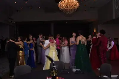 Estudiantes bailando en su baile de graduación