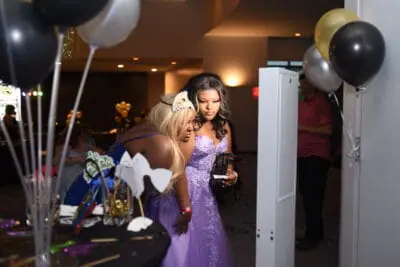 Estudiantes haciéndose una foto en su baile de graduación