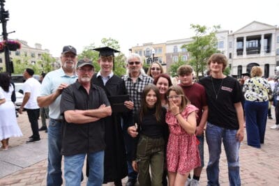 Familia en la graduación