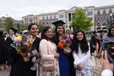 Familia en la graduación