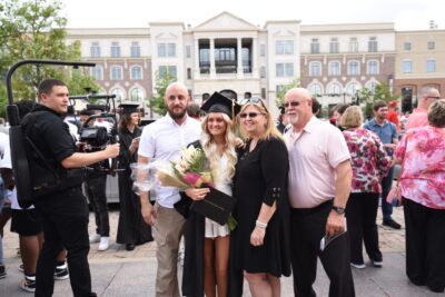 Foto familiar en el día de la graduación.