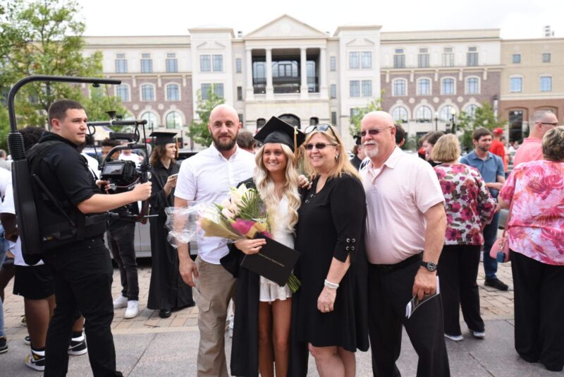 Foto familiar en el día de la graduación.
