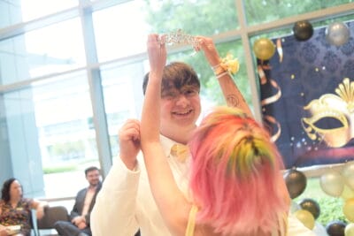 Estudiantes en el baile de graduación