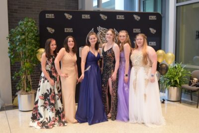Estudiantes en su baile de graduación con vestidos