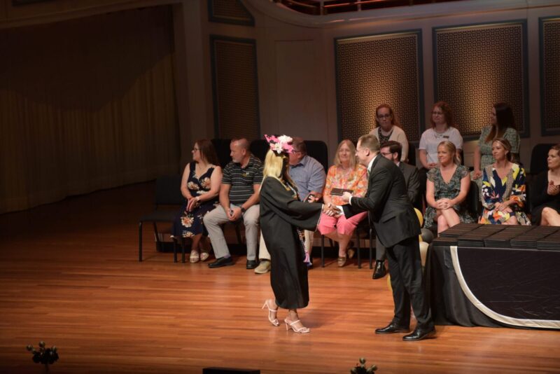 Estudiante recibiendo su diploma