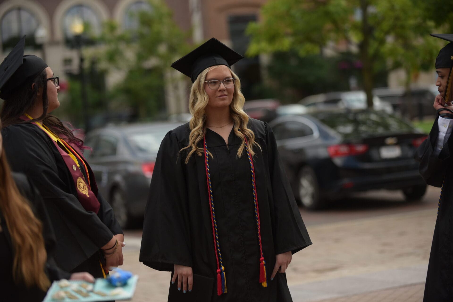 Estudiante graduado con un sombrero de graduación