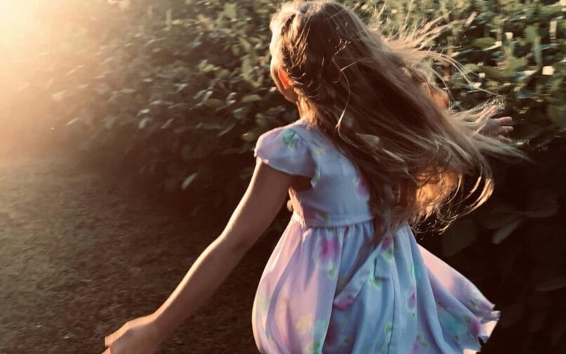 chica corriendo en el campo (pancarta)