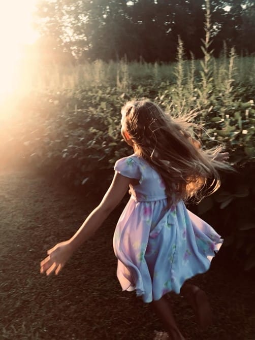 chica corriendo por el campo