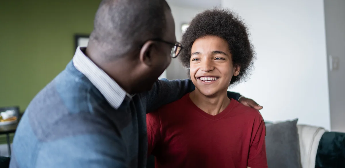Padre e hijo abrazados