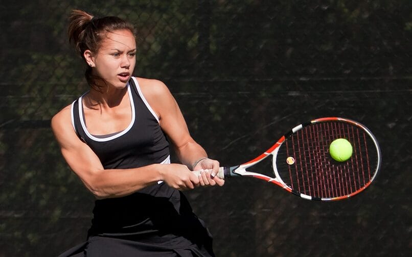 Chica jugando al tenis