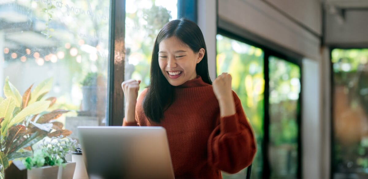 chica feliz mirando el ordenador