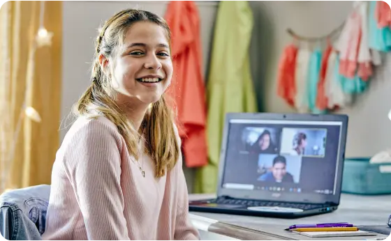 Estudiante que asiste a una clase en línea en casa