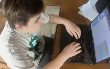 niño escribiendo en el ordenador