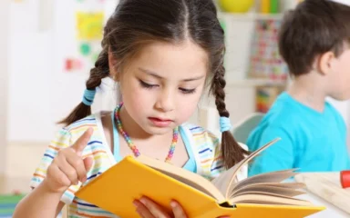 chica leyendo un libro