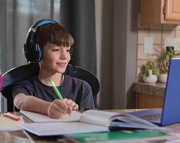 Alumno tomando apuntes en casa
