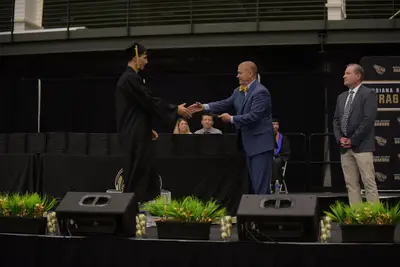 Personas que se dan la mano en una graduación
