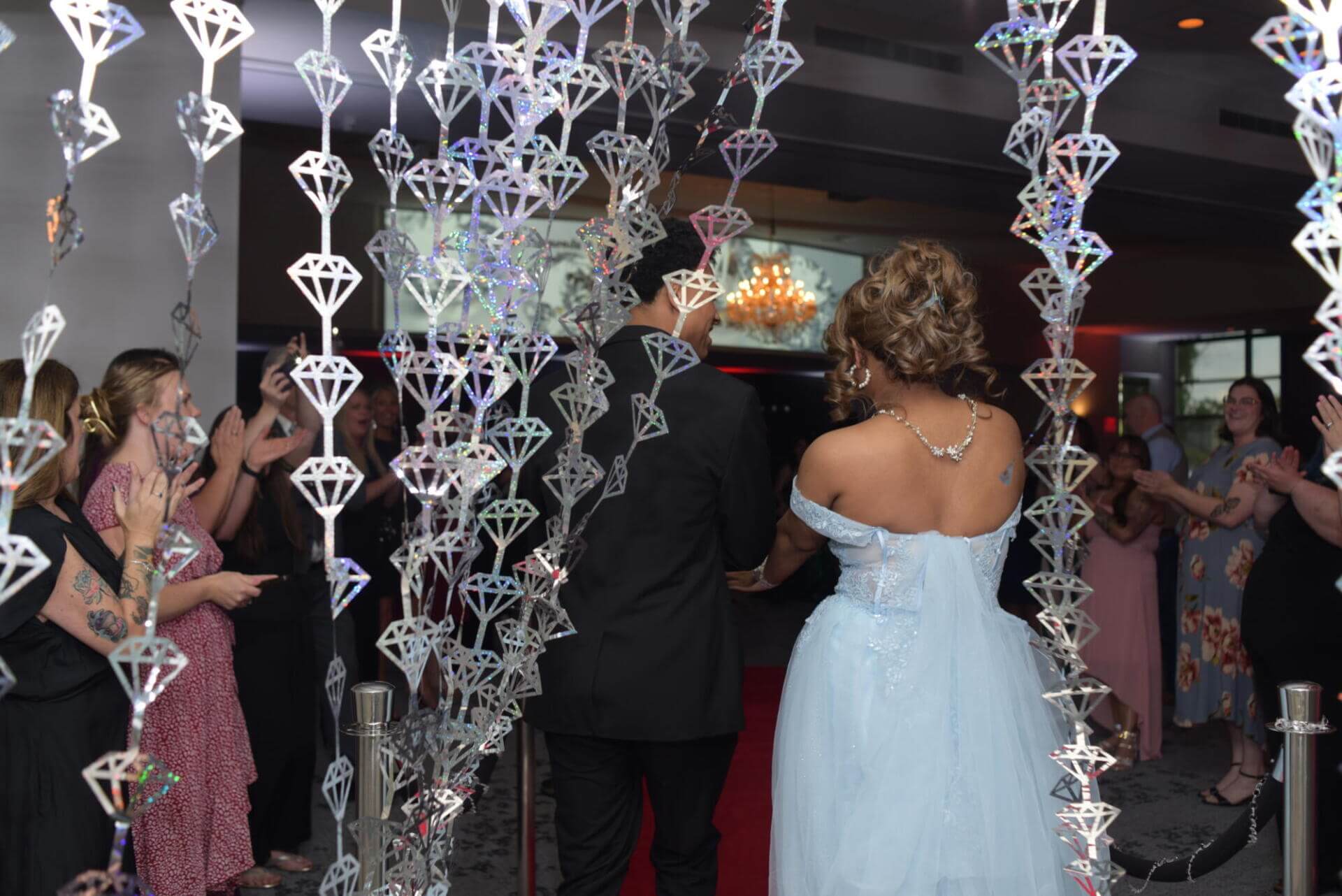 Gente llegando a su fiesta de graduación