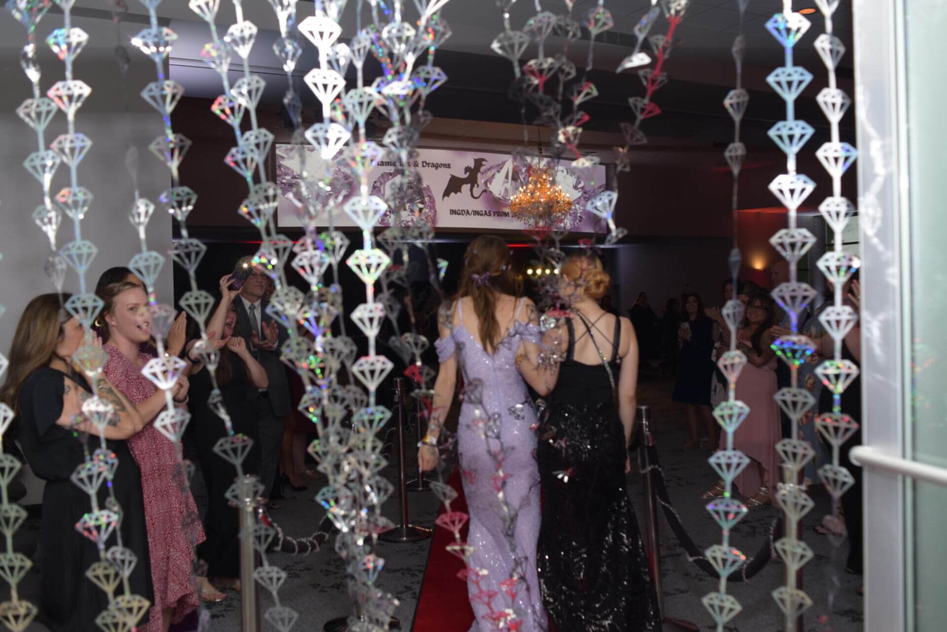 Chicas en su noche de graduación