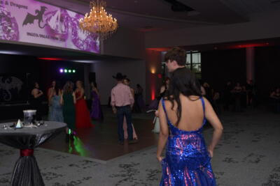Gente hablando en su baile de graduación