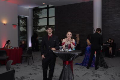 Chica con vestido rojo junto a su cita