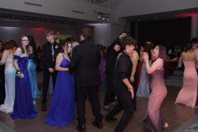 Jóvenes bailando