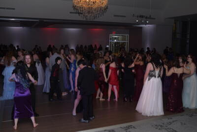 Estudiantes bailando con sus parejas