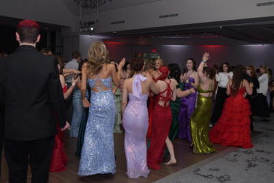Chicas divirtiéndose en su baile de graduación
