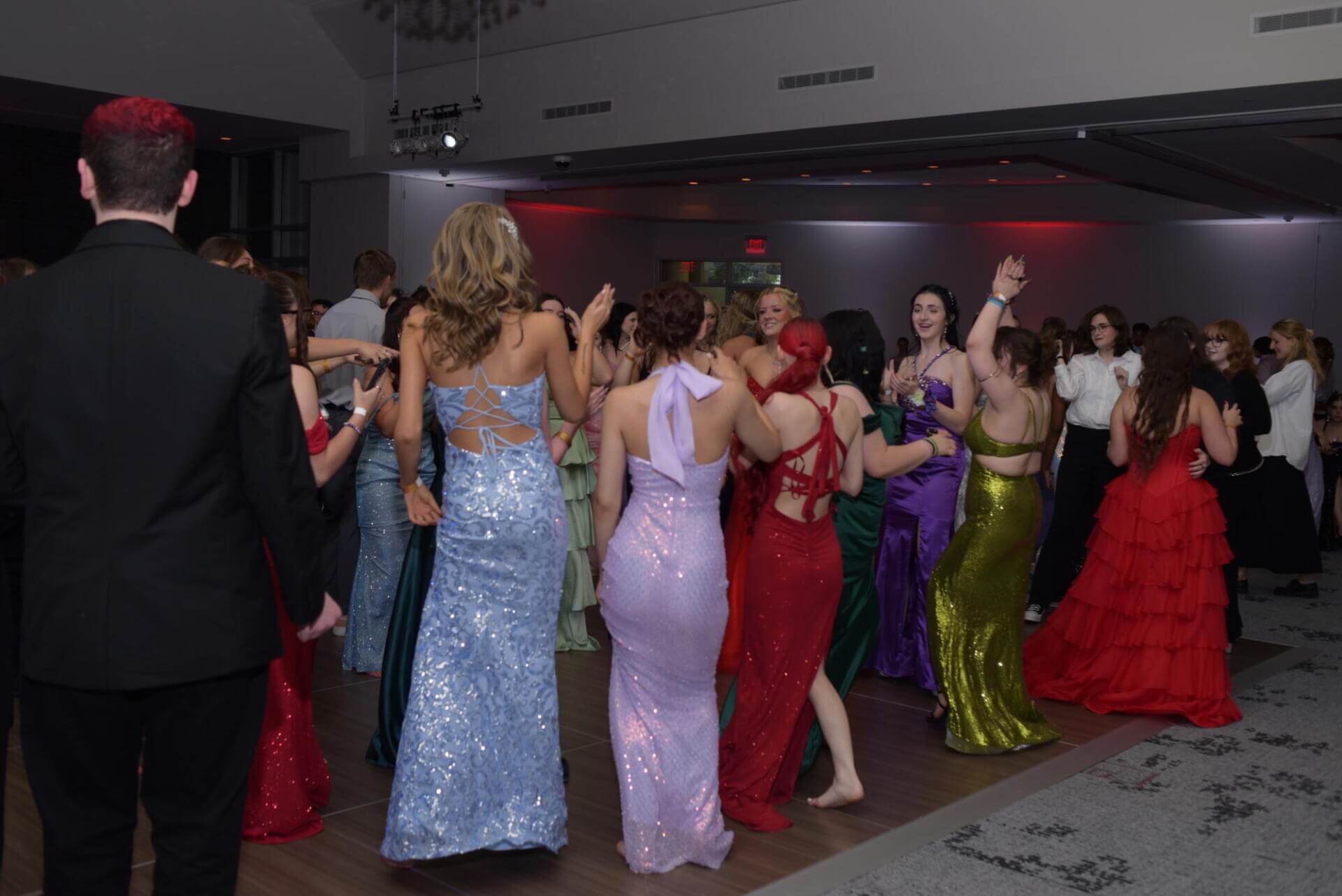 Chicas divirtiéndose en su baile de graduación