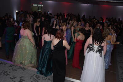 chicas con hermosos vestidos largos en el baile de graduación
