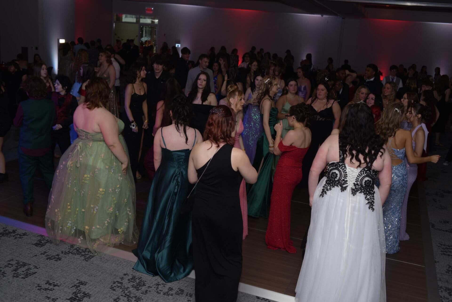 chicas con hermosos vestidos largos en el baile de graduación