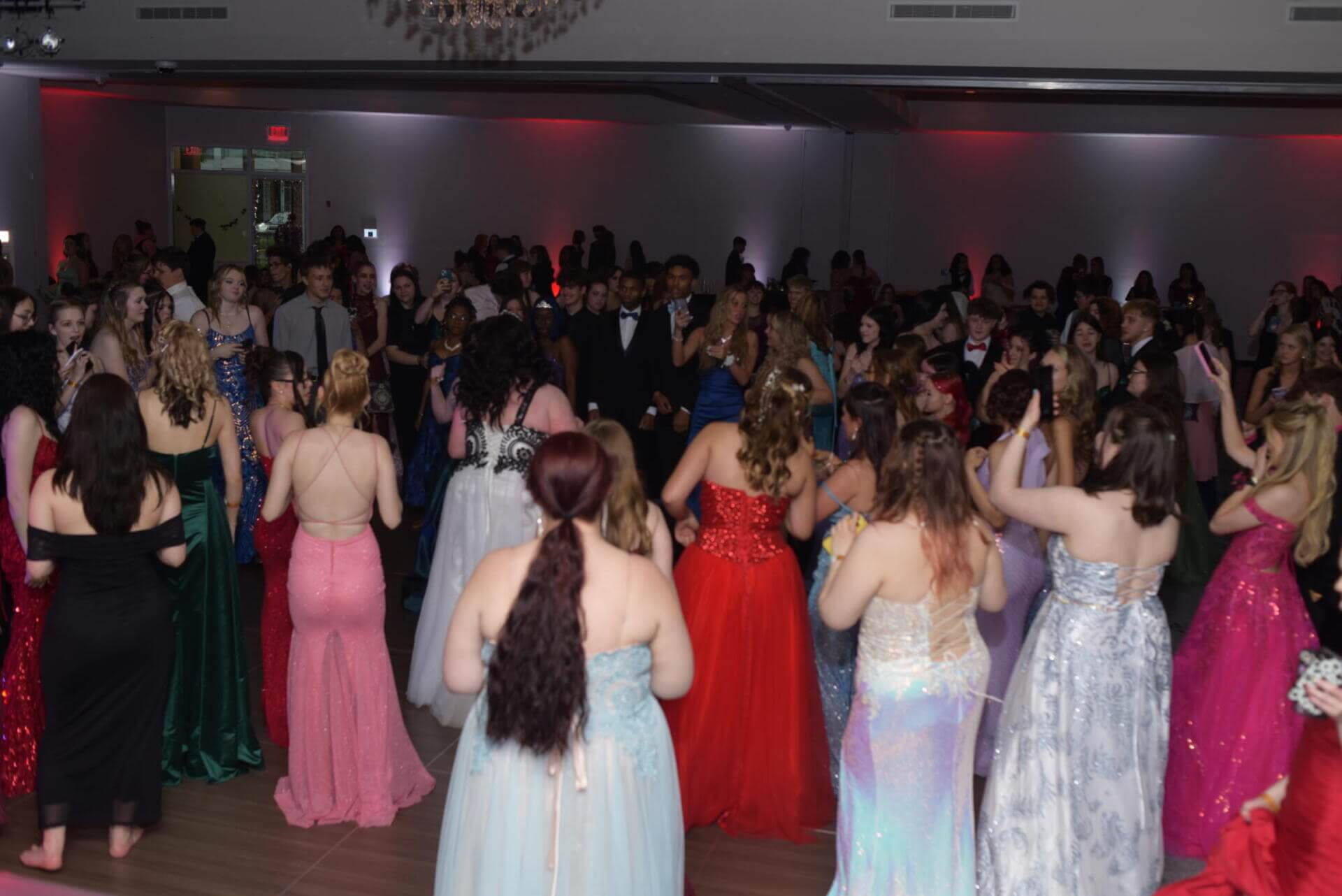 Una sala llena de graduados en su baile de graduación