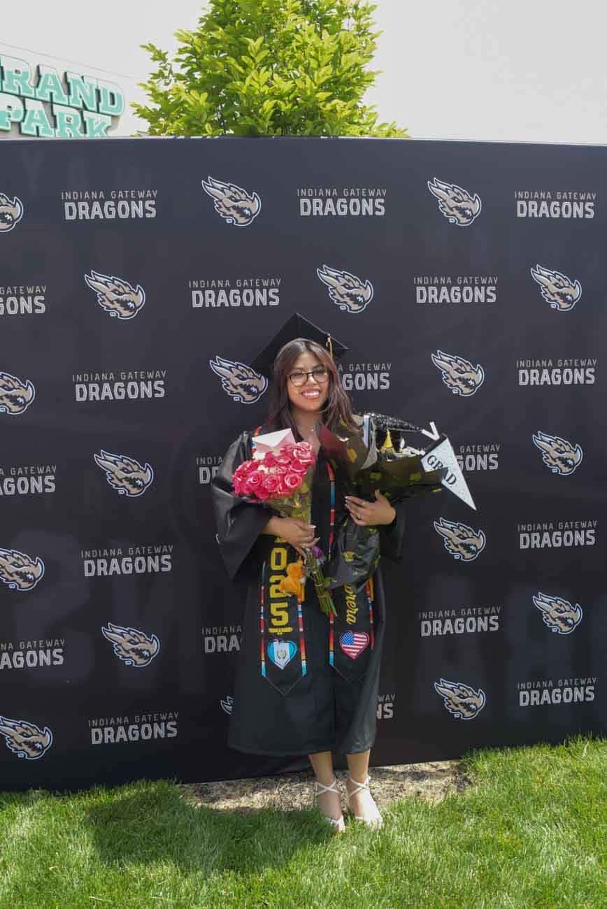 chica sonriendo después de la graduación