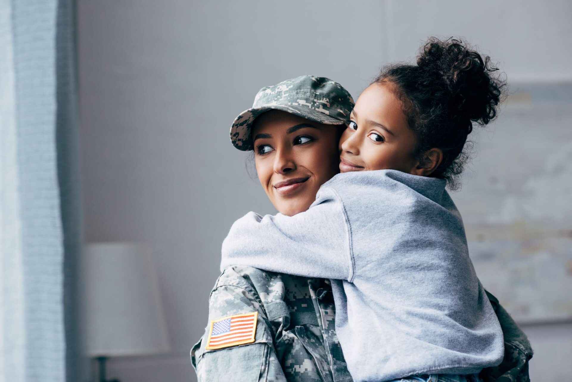 militar con niña