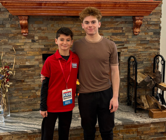 El reportero infantil de Scholastic, Asher Freije, junto al patinador de velocidad Quinn Derheimer.