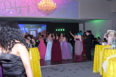 un grupo de chicas bailando en el baile de fin de curso