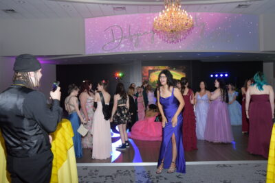 chicas bailando y riendo