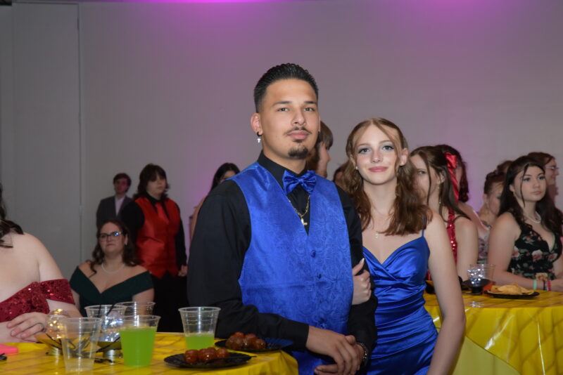 estudiantes sonrientes con vestidos azules