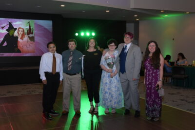 reconocer a los alumnos destacados junto con los profesores