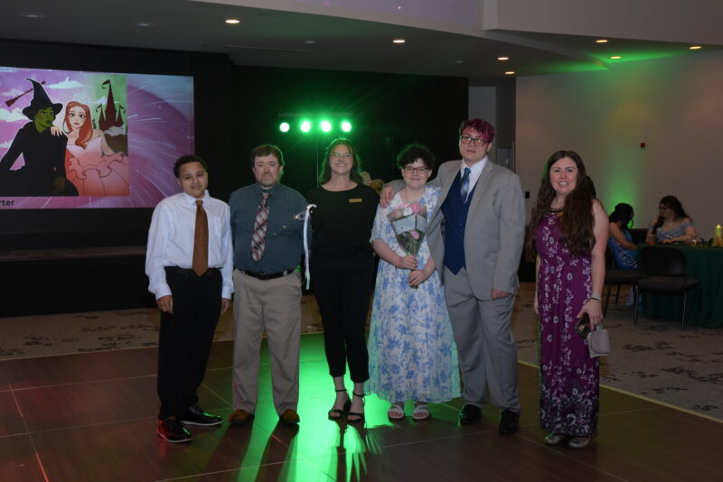 reconocer a los alumnos destacados junto con los profesores