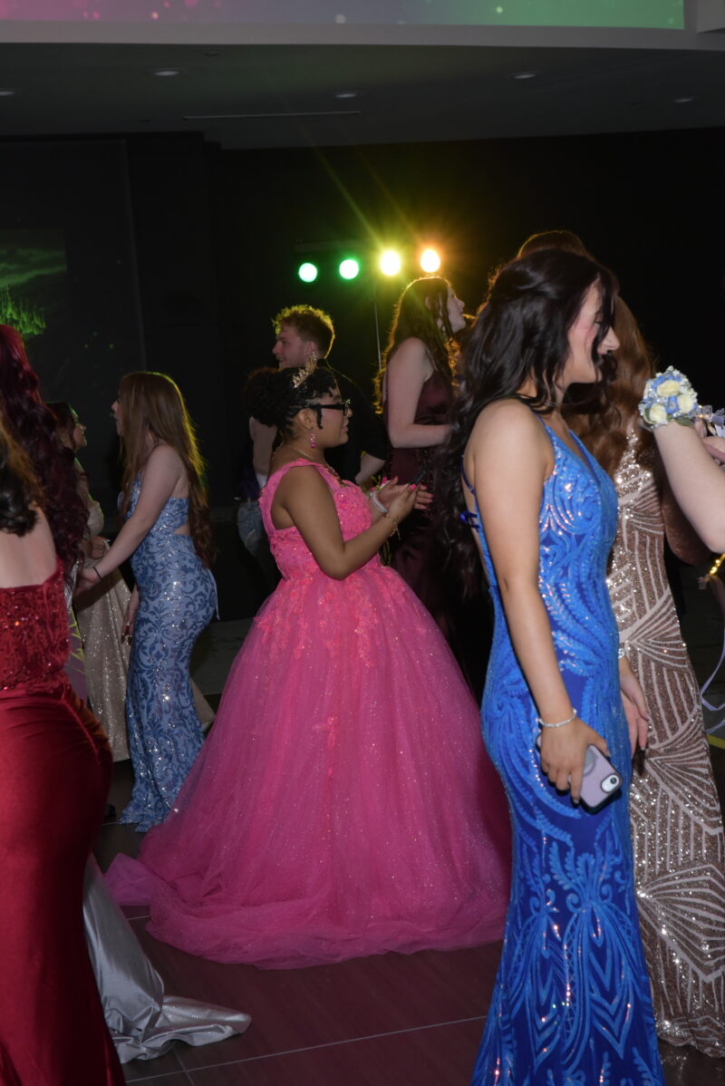 chicas con vestidos de gala en el baile de fin de curso