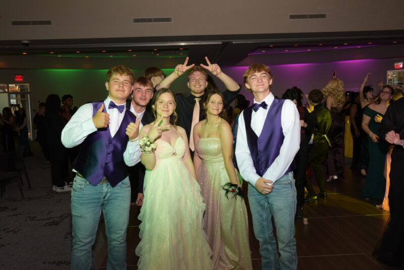 Estudiantes felices en el baile de fin de curso