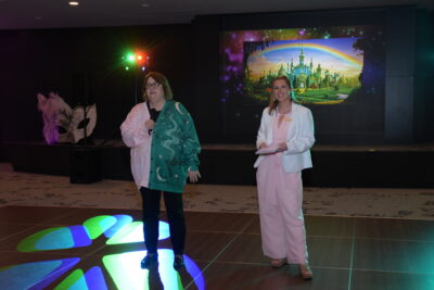 directores pronunciando discursos en el baile de fin de curso