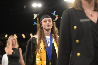 un estudiante que camina y sonríe