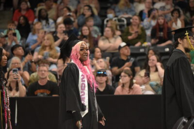 una estudiante en la graduación