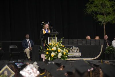 estudiante encargado del discurso en la graduación