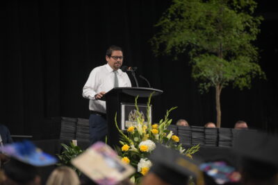 orador en la ceremonia de graduación