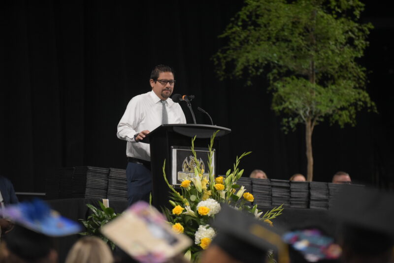 orador en la ceremonia de graduación
